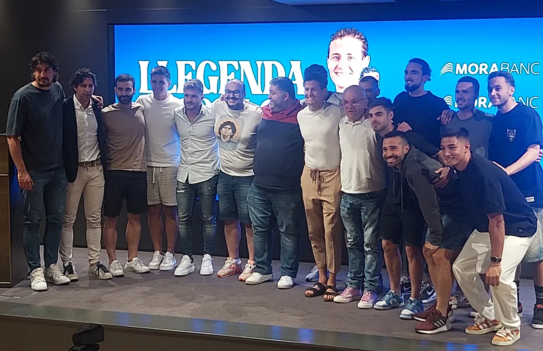 Directius, l’equip tècnic i companys van voler acompanyar Rubén Bover en el seu comiat