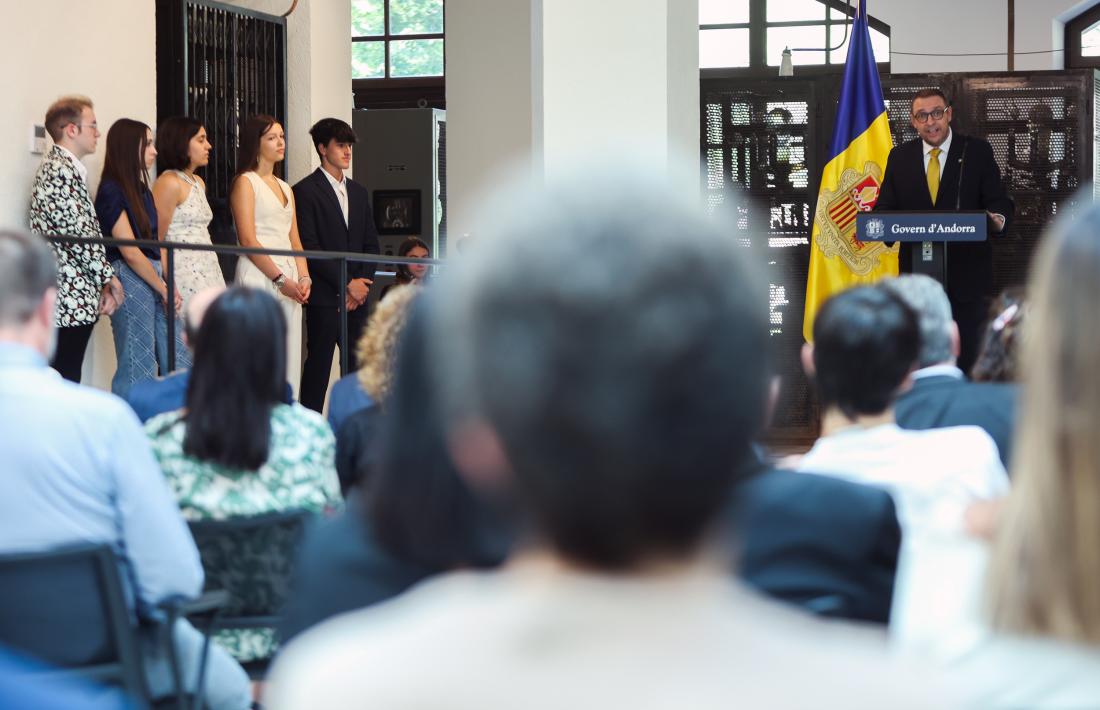 Els cinc premiats i el secretari d’Estat d’Educació i Universitats, Josep Anton Bardina.