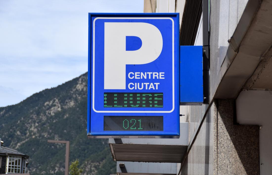 El rètol de places disponibles del pàrquing comunal.