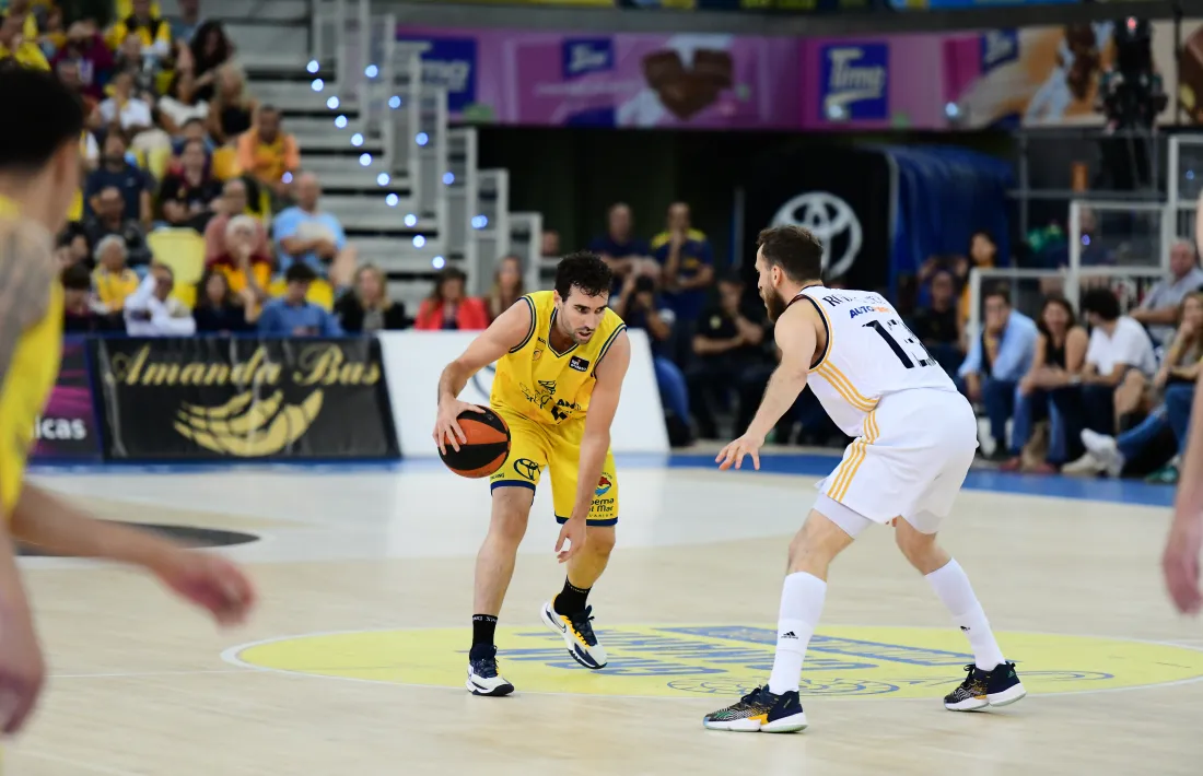 Ferran Bassas amb el Gran Canaria en un duel de la temporada passada contra el Madrid.