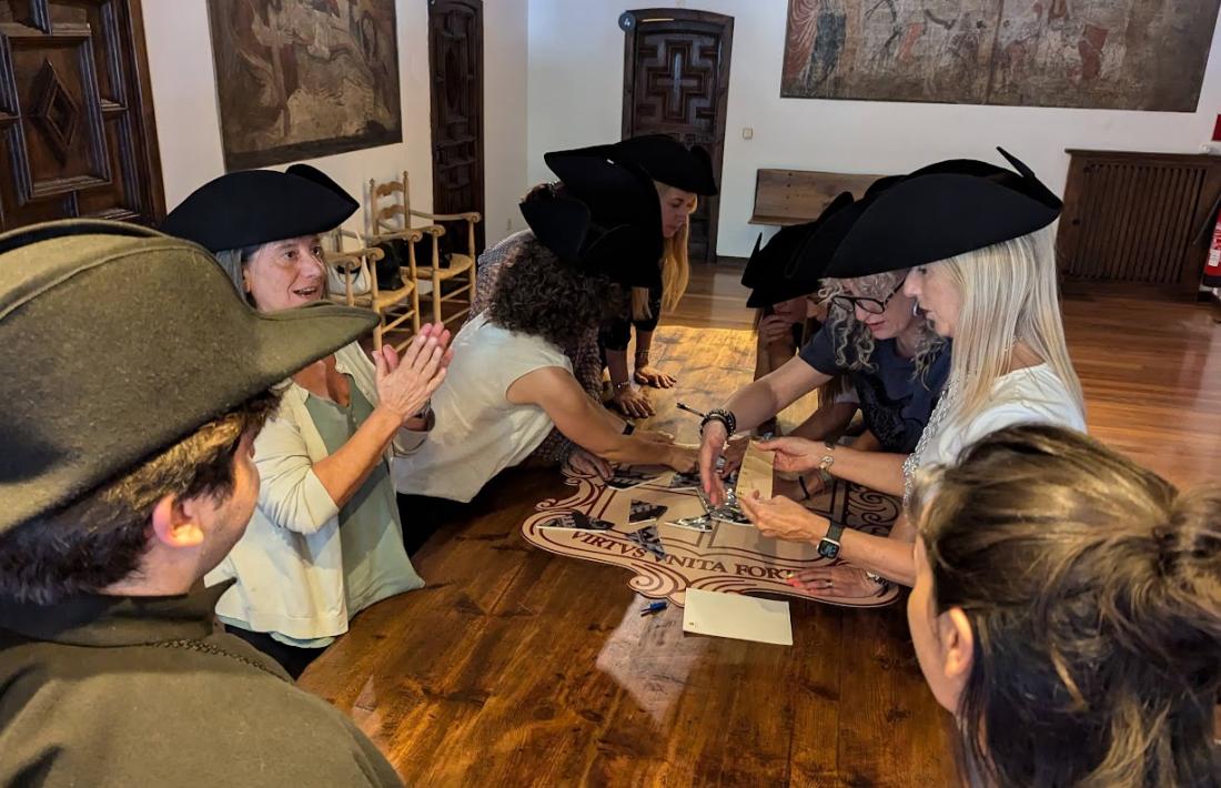 La subsíndica general, amb d'altres conselleres, participant en la darrera prova del 'Misteri de les set claus' abans d'obrir-lo al públic demà.