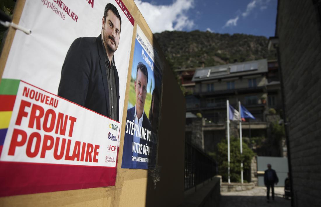 Els cartells dels dos candidats de la segona volta, avui a l’ambaixada francesa.
