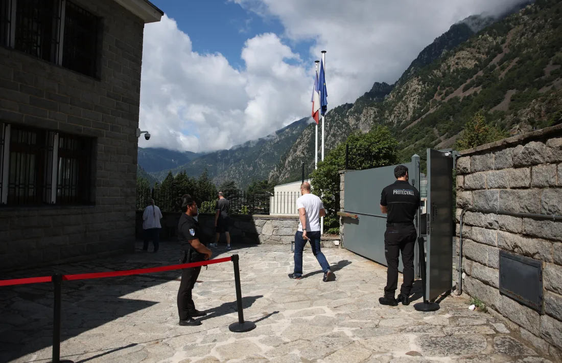 Votants a l'ambaixada francesa, ahir.