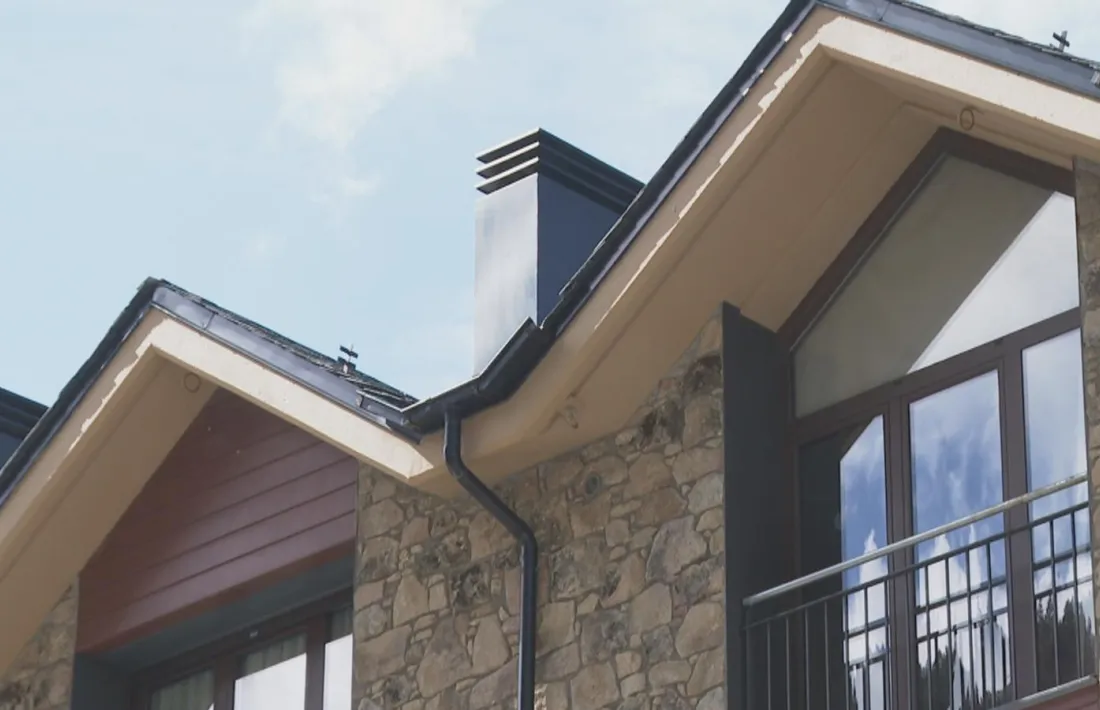 La façana d'un bloc de pisos.