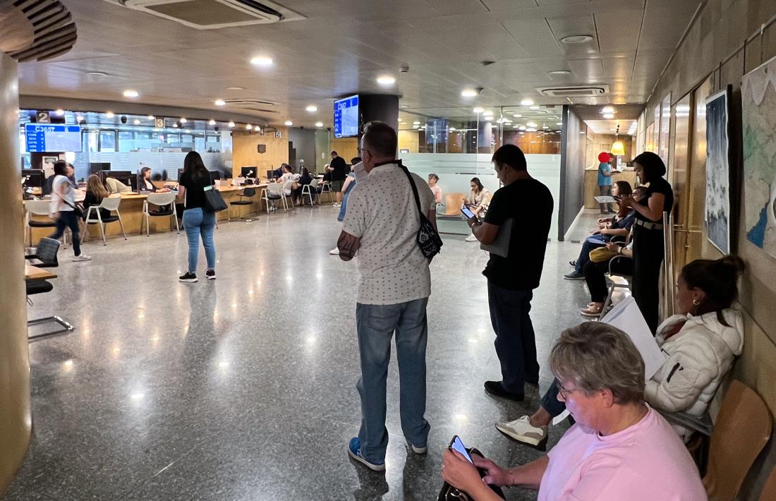 Nombrosos usuaris esperant al Servei de Tràmits.