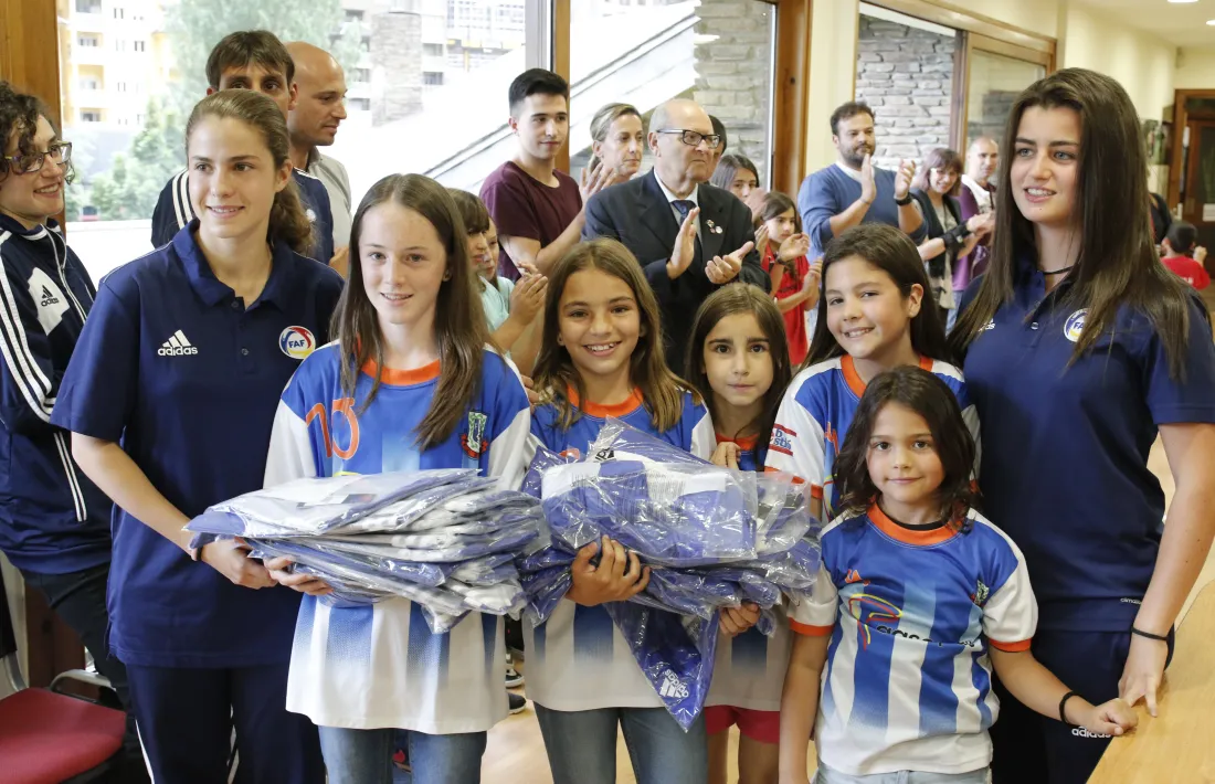  Els clubs femenins reben l’equipament de la federació
