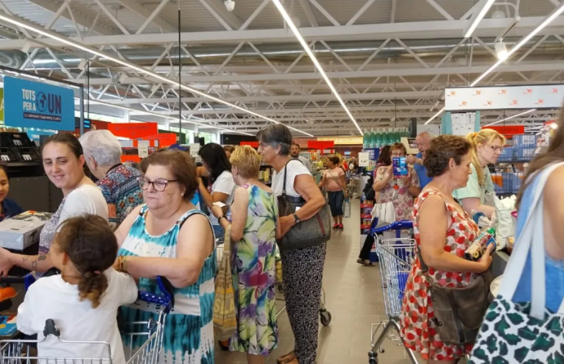 Atapeïts, els passadissos i les caixes de la nova superfície, des de primeríssima hora del matí.