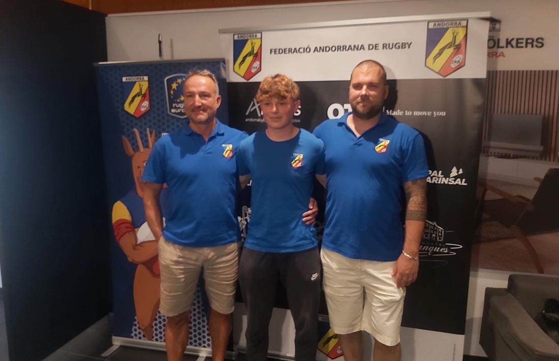 El tècnic del Sub-18, Cristian Cerqueda, amb el capità del'equip, Guillem Badia, i el team manager, Paul Greffier.