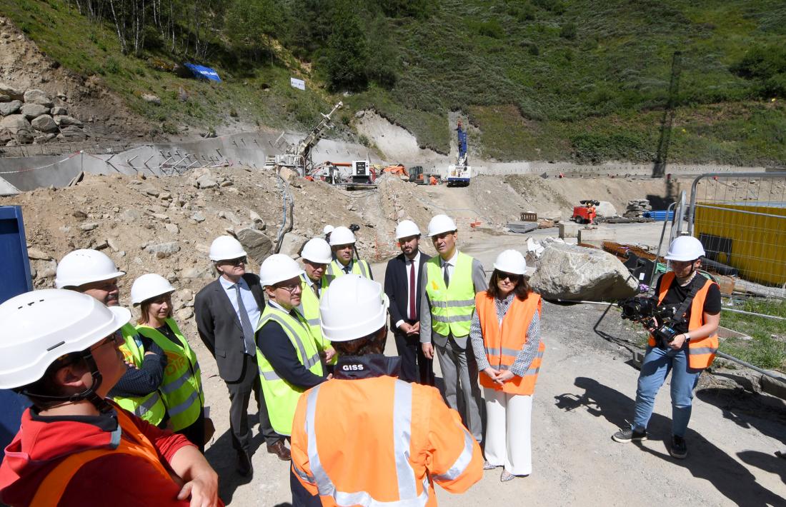 Visita de les autoritats a l’obra de la galeria de protecció d’allaus.
