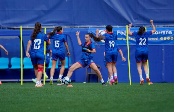 p. 22 entrenament seleccio femenina foto futfemandcoke