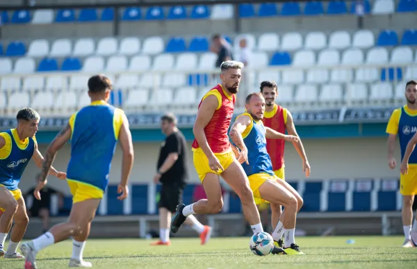 p. 22 entrenament ue santa coloma kosovo foto  ue santa coloma