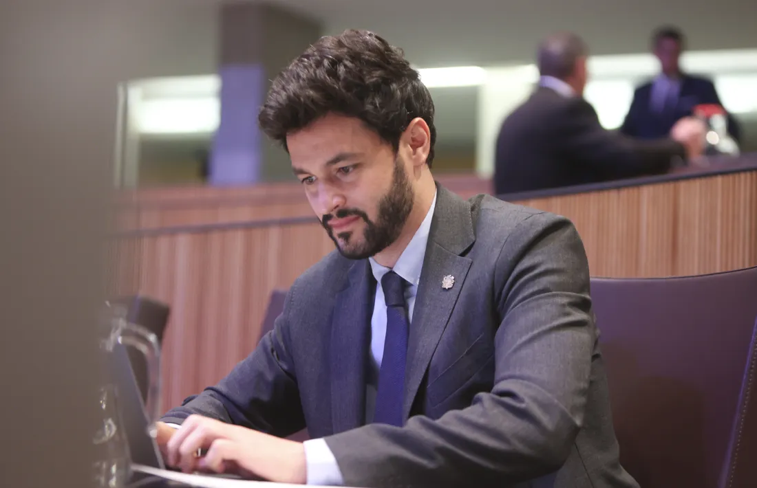 Cerni Escalé preparant-se durant la pausa en la sessió del Consell General.