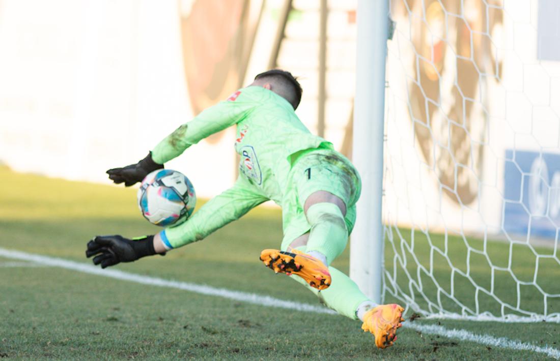 ‘Juan Pe’ Moreno, porter murcià de la UE Santa Coloma, va aturar el penal decisiu de la tanda a Thaqi.