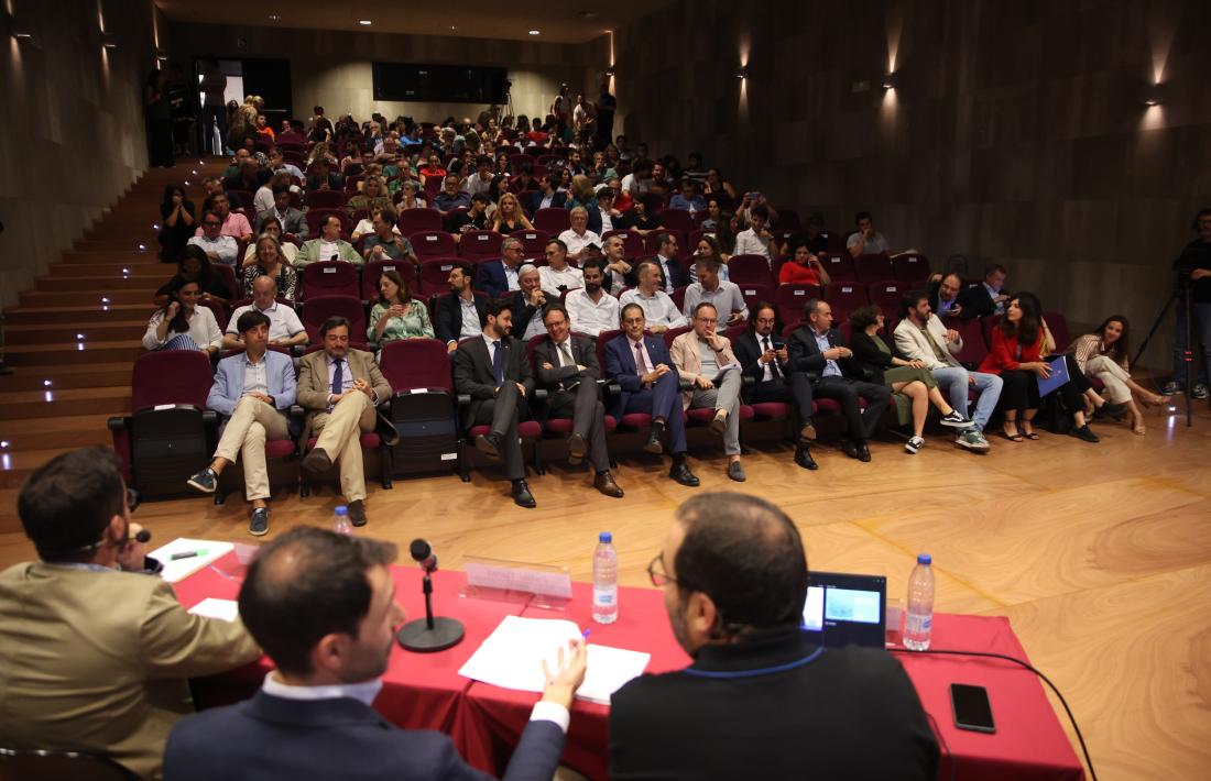La sala d’actes del Centre de Formació Professional d’Aixovall es va omplir per conèixer l’estudi d’impacte.