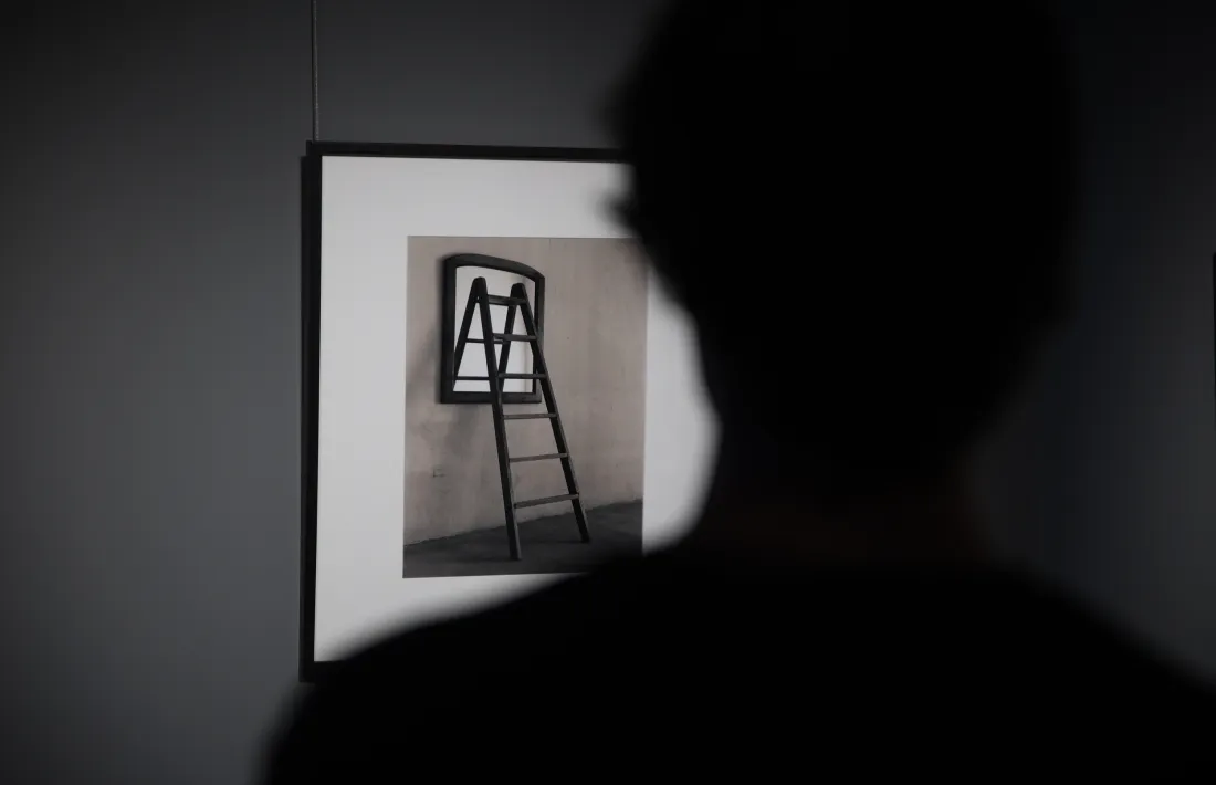 La metaescala de mirall, una de les obres icòniques de Madoz que s'exposa a l'Espai Caldes.