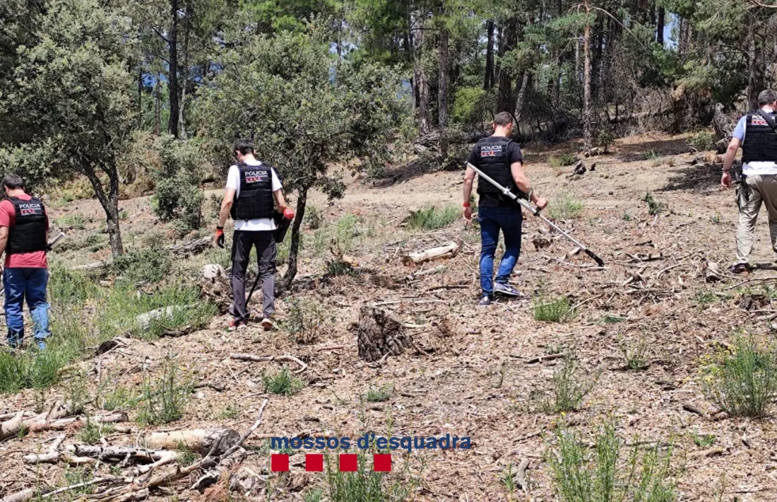 Els mossos d'esquadra durant els treballs al camp de tir.