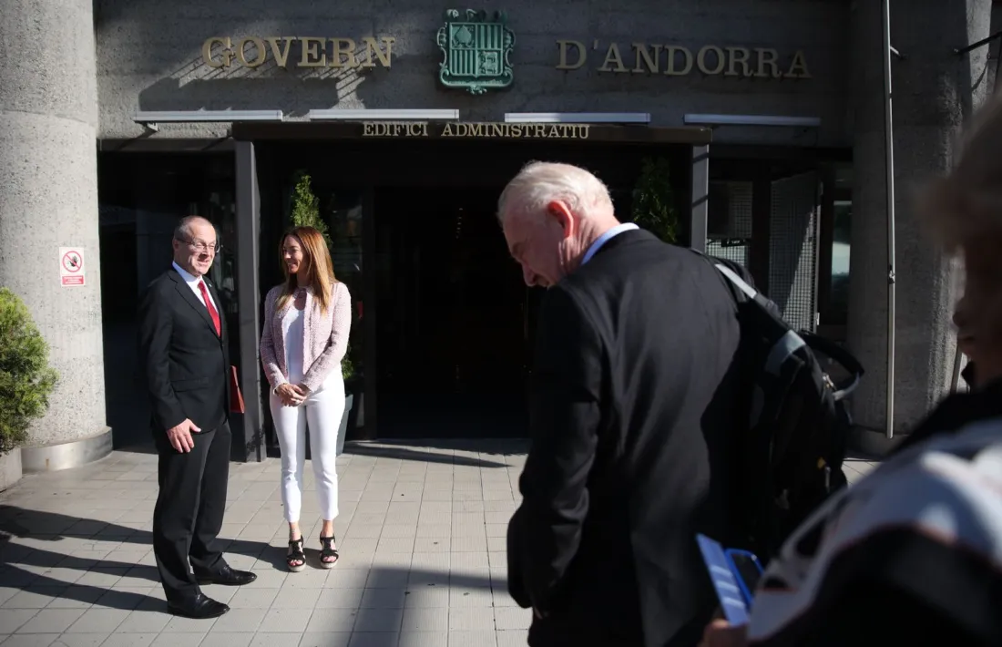 Mas rep Kluge a la porta del Govern.