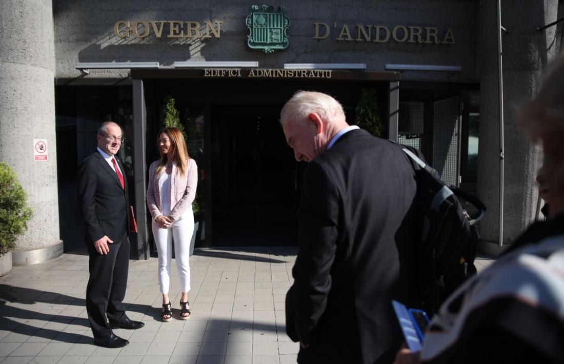 Mas rep Kluge a la porta del Govern.