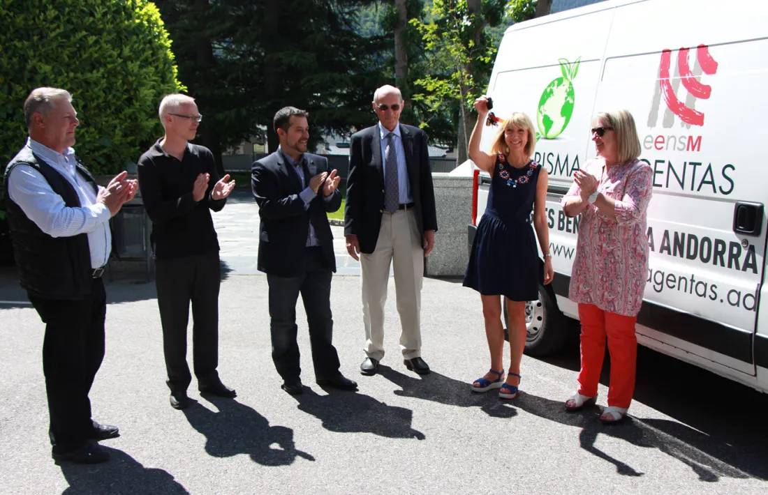  L'International Club of Andorra dóna una furgoneta a Carisma per facilitar la tasca de les botigues