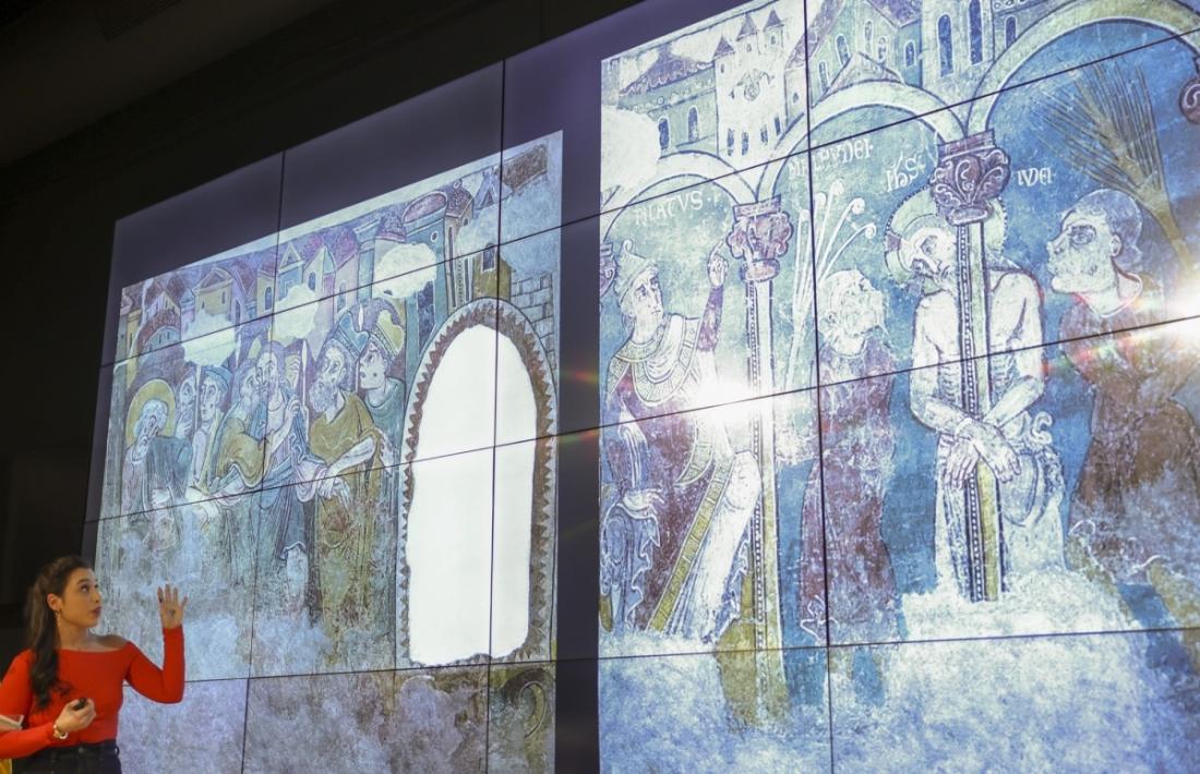 Projecció dels frescos de Sant Esteve a la sala principal de l’Espai Columba, on s’exposaran immediatament després que arribin.