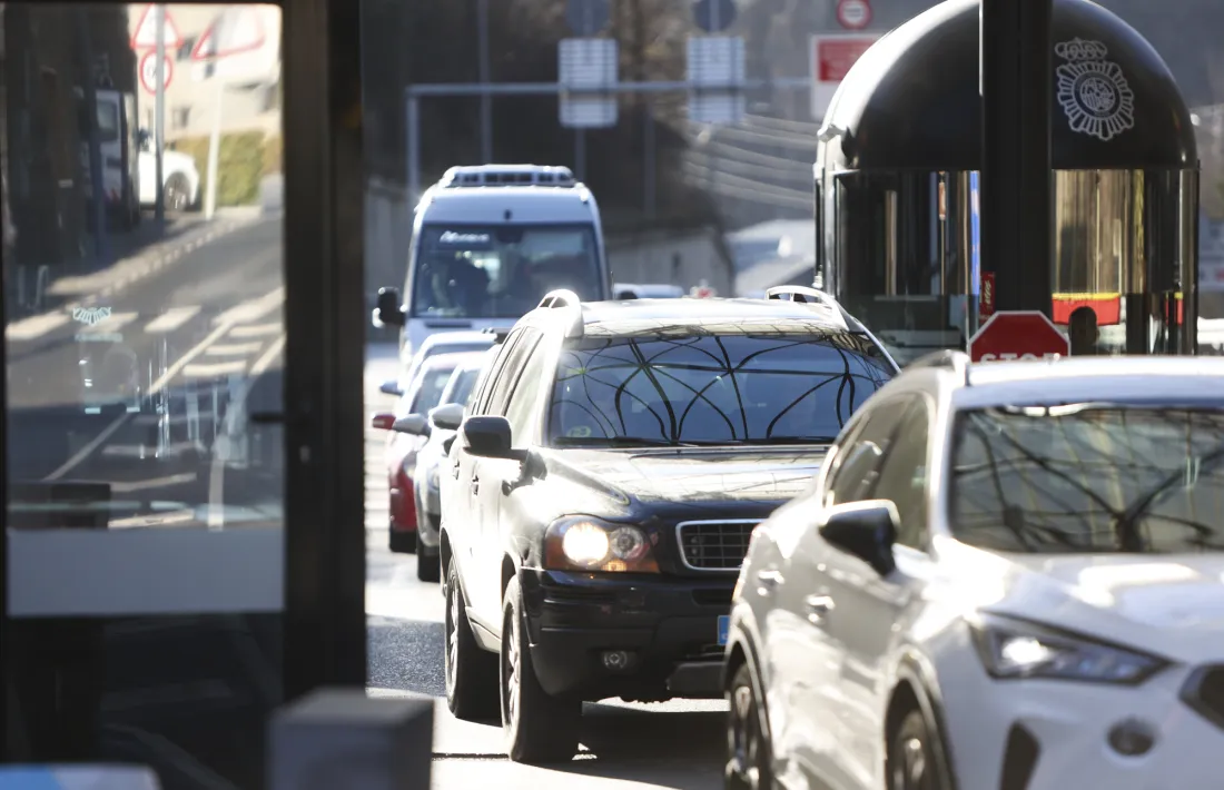 Vehicles entrant per la frontera del riu Runer.