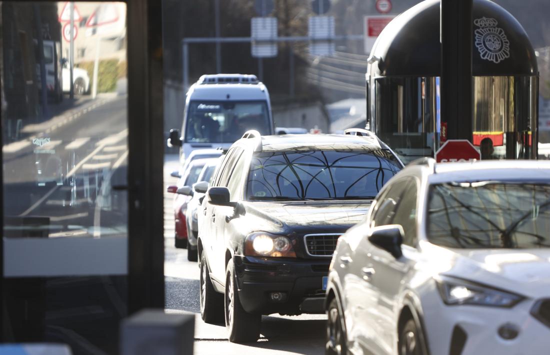 Vehicles entrant per la frontera del riu Runer.