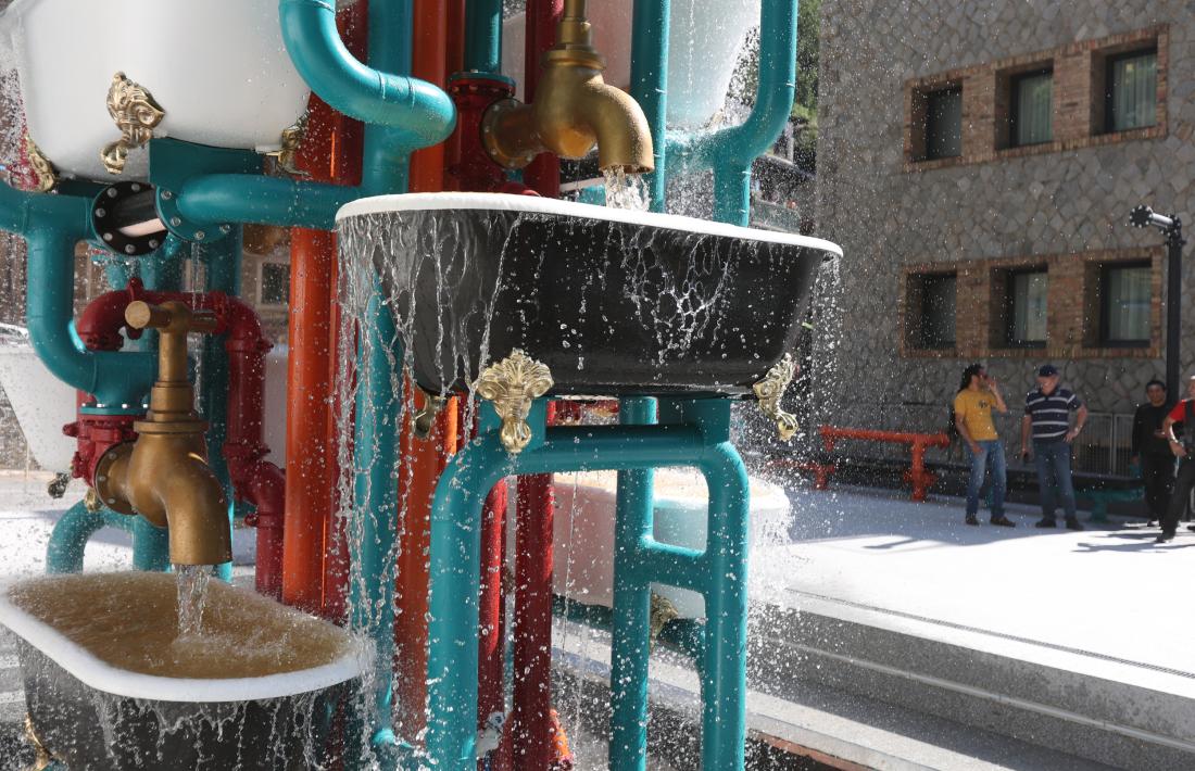 A la font hi ha dootze aixetes de bronze i dotze banyeres de ferro fos, vuit de blanques i quatre de negres.