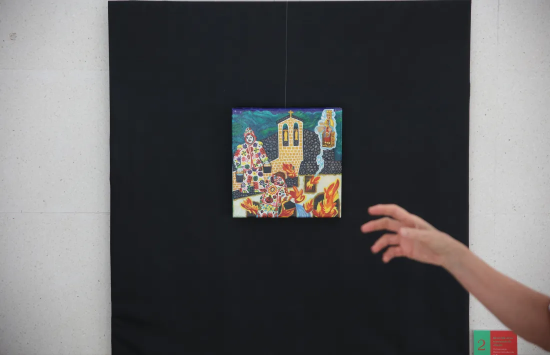 L'exvot dels arlequins de Canillo, que també intenten apagar l'incendi.