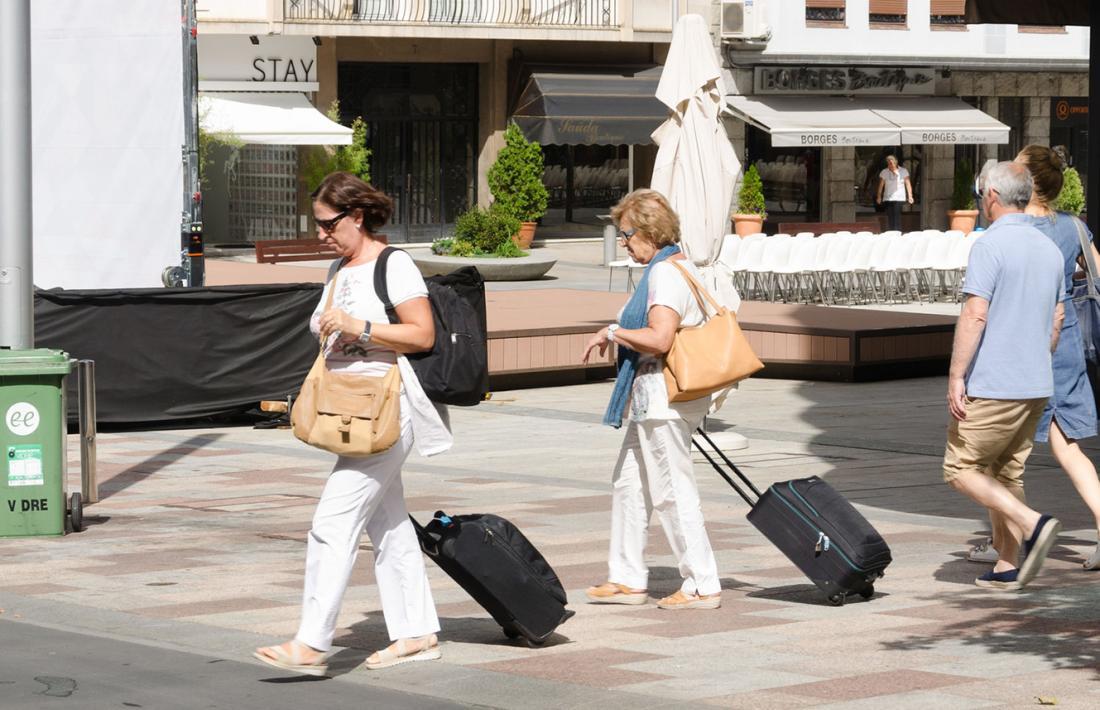 Uns turistes a la plaça Coprínceps.