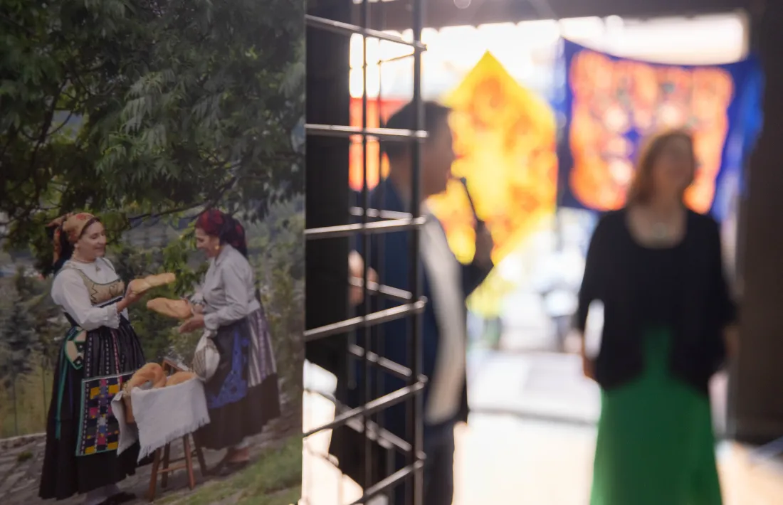 Una imatge d’‘Integrats’ amb Gili al fons durant la inauguració.