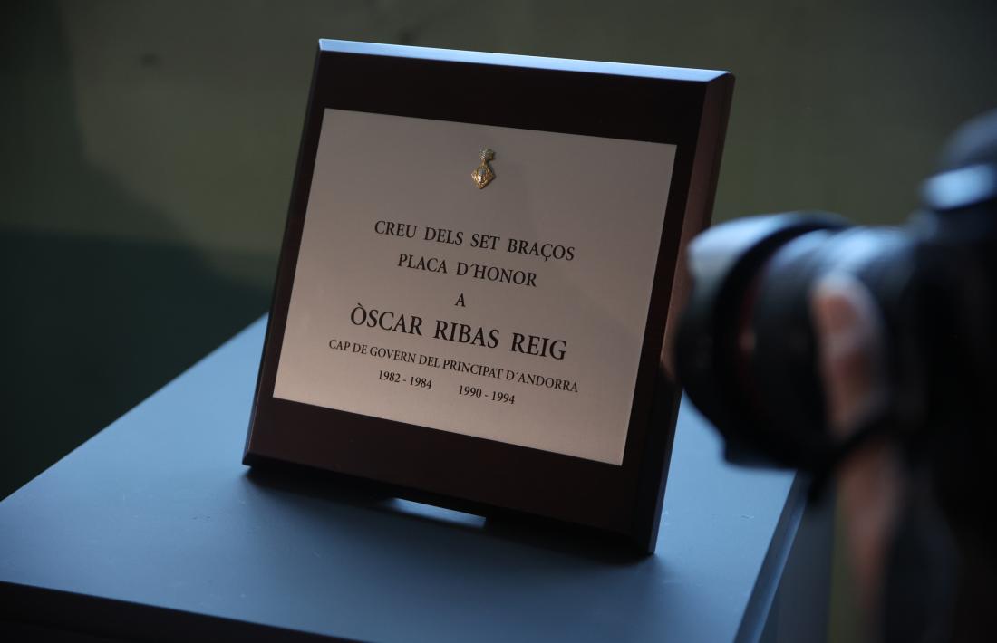 La placa commemorativa amb la Creu dels Set braços.