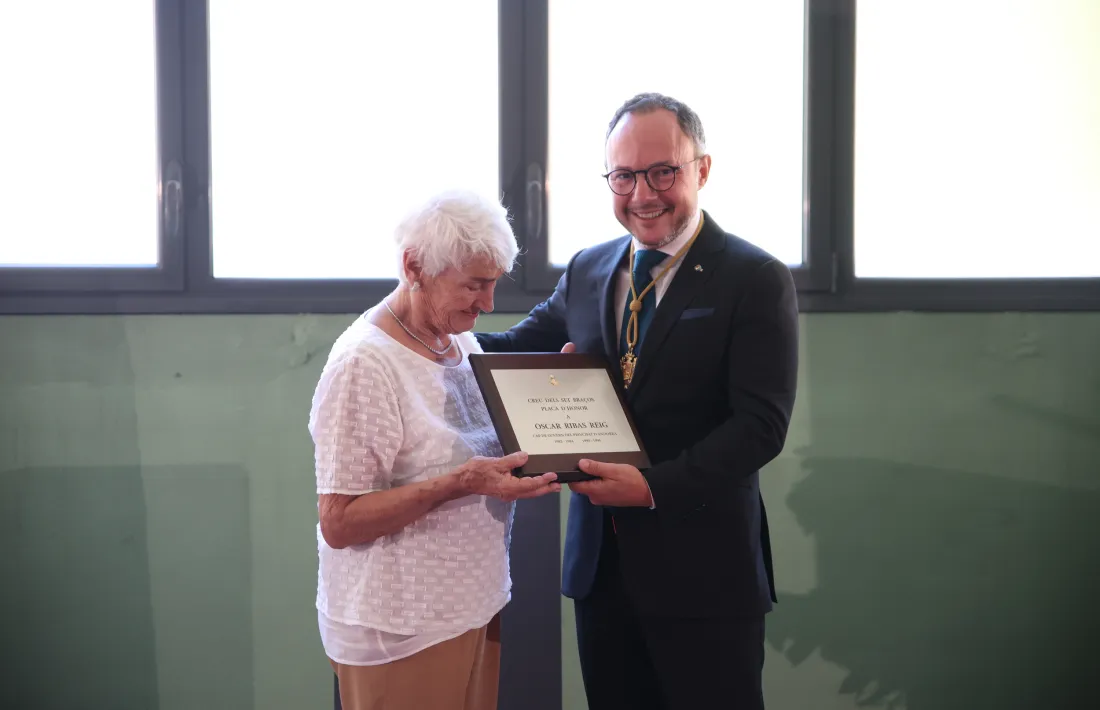 Espot ha fet entrega de la distinció a la seva vídua, Roser Duró.