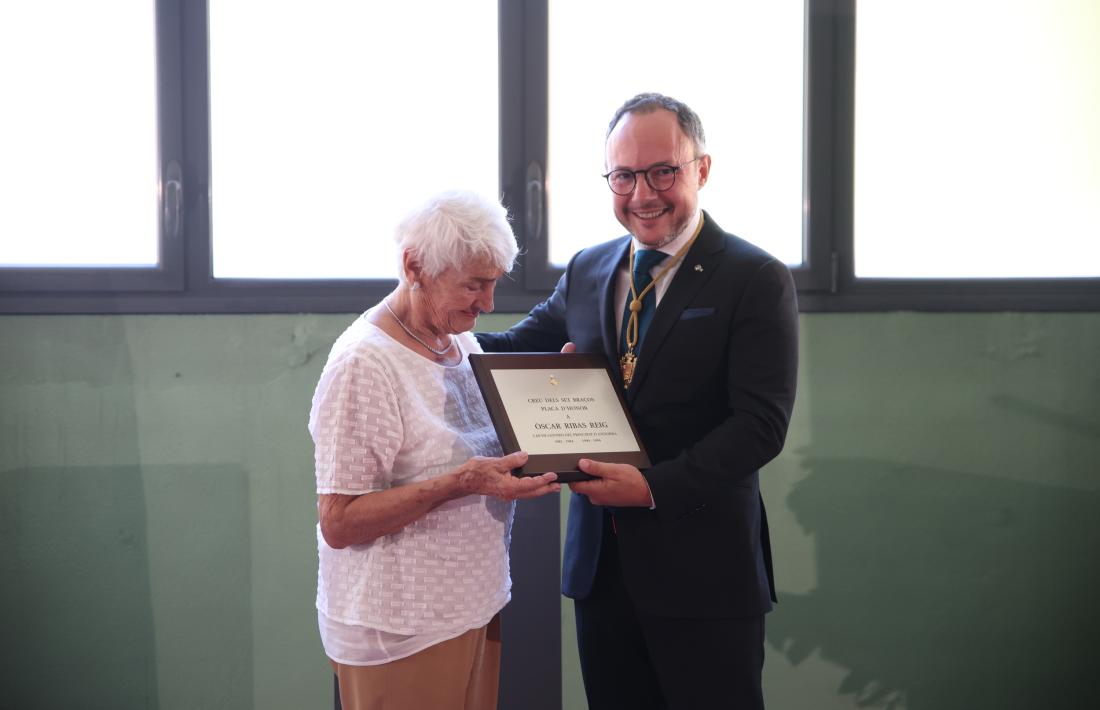 Espot ha fet entrega de la distinció a la seva vídua, Roser Duró.