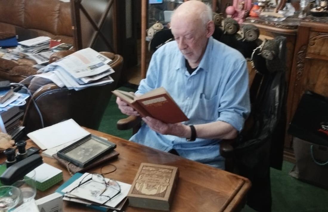 Casi Arajol fulleja un exemplar de 'The Hiddepn Republic', de Lewis Gaston Leary. Amb dedicatòria autògrafa de l'autor!