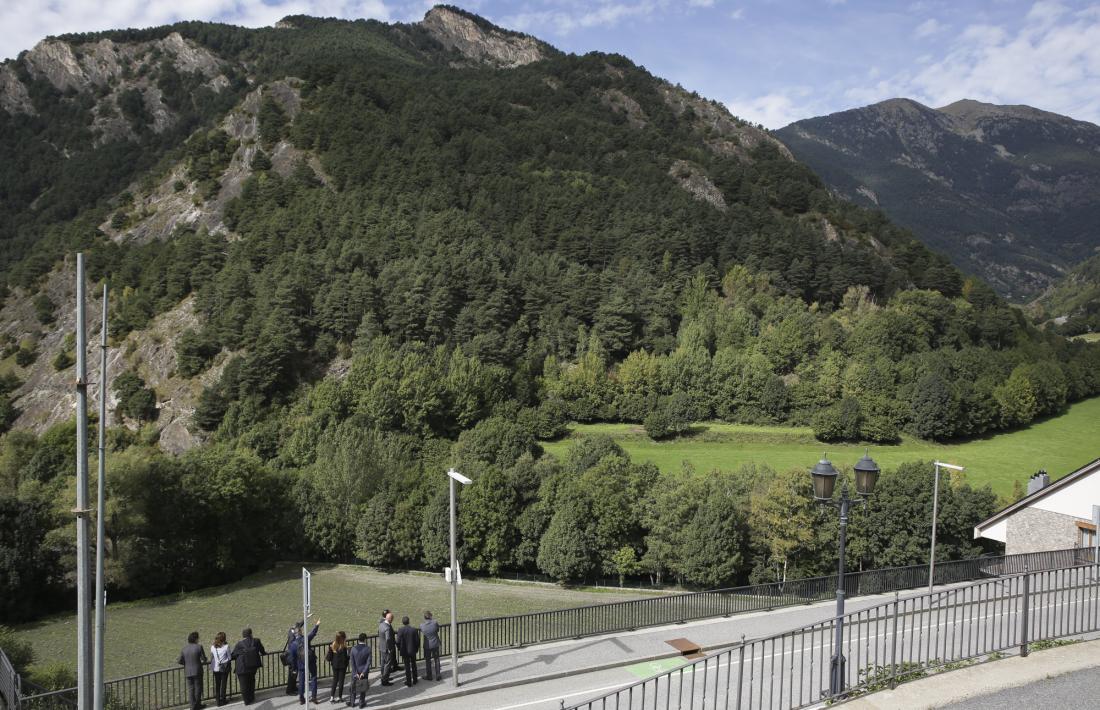 Membres del Govern i Grifols visitant el terreny on s’havia d’aixecar el laboratori el setembre del 2021.