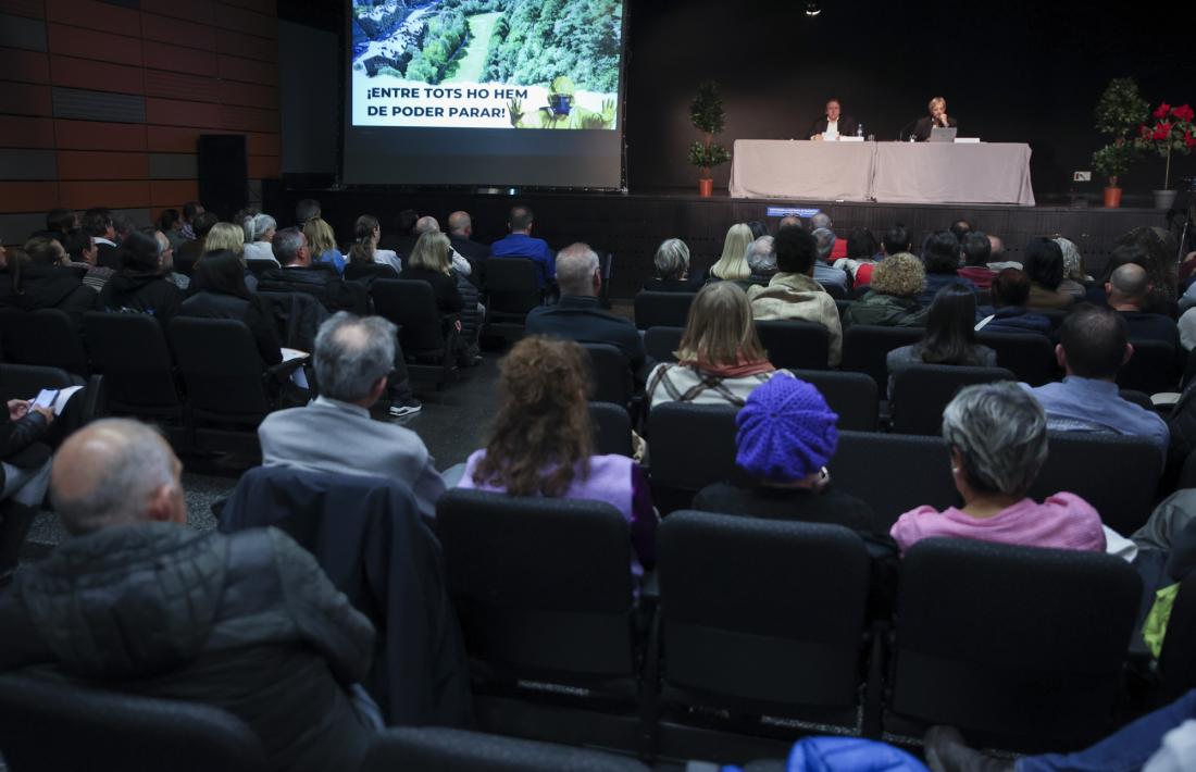 Una reunió de poble organitzada pels opositors del projecte Enric Dolsa i Jean Michel Armengol.