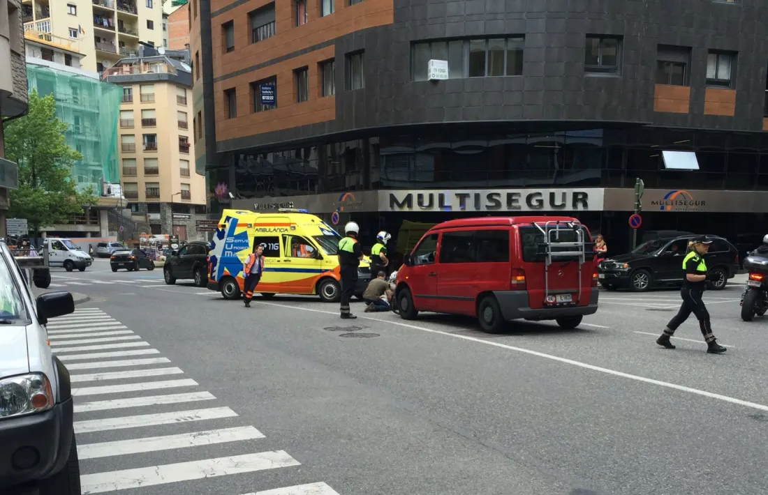 Un motorista resulta ferit en un accident a la baixada del Molí