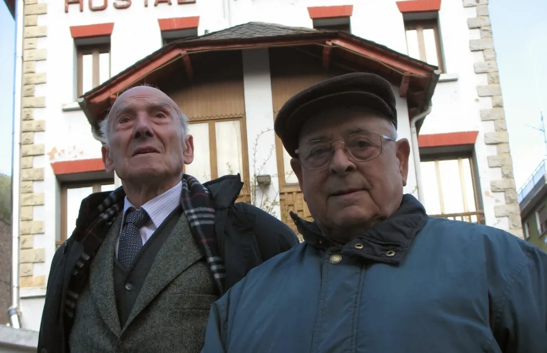 Eduard Molné i Joaquim Baldrich, davant del Palanques, l’autèntica seu de la xarxa (2005).