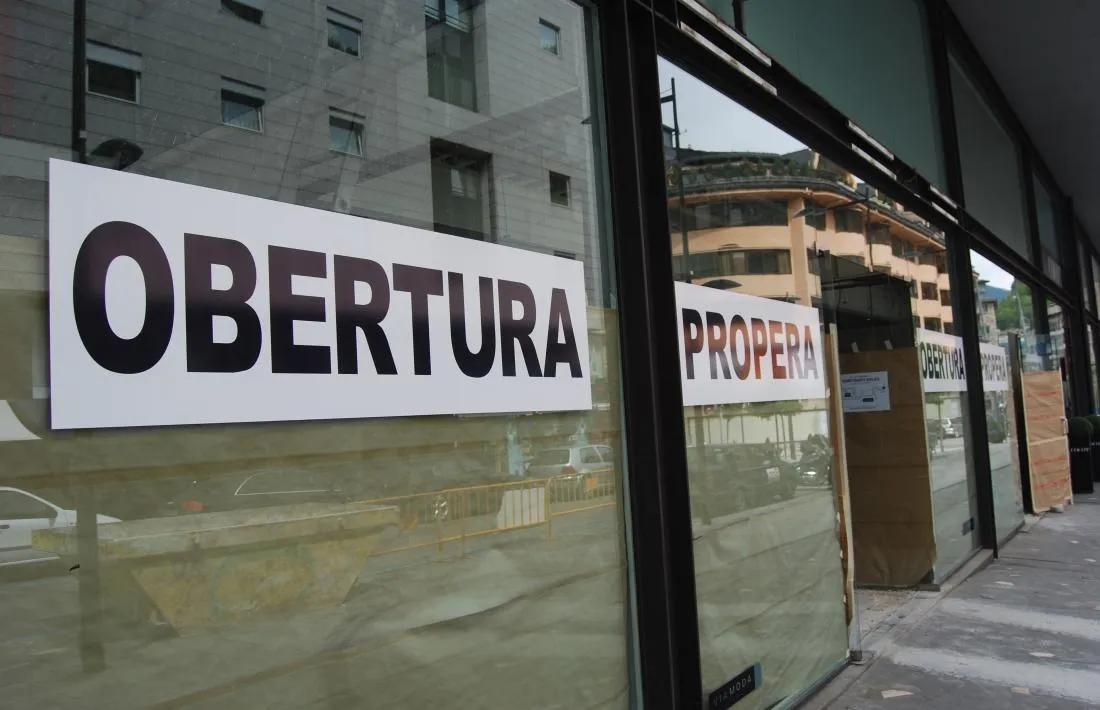 Un local anunciant la propera obertura.