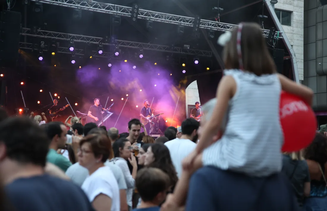 El concert d’Amics de les Arts ahir a la plaça de la Germandat va tenir molt d’intergeneracional.