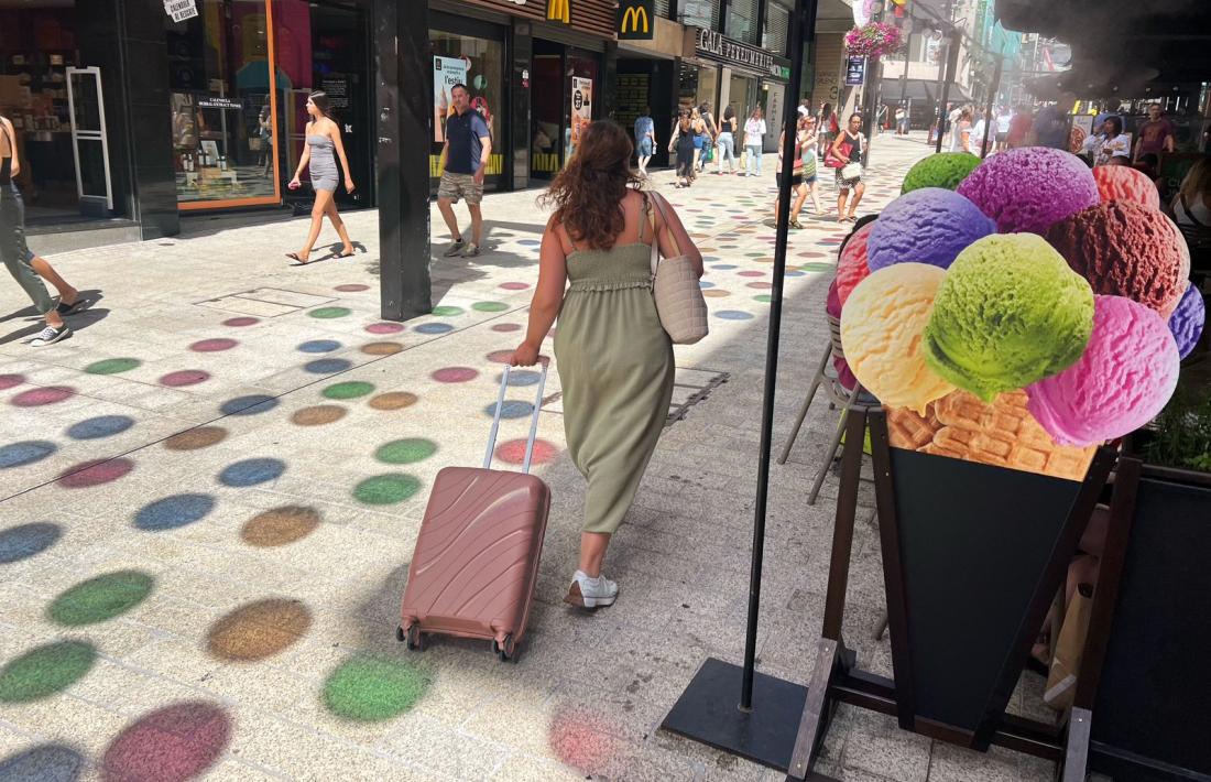 Turistes passejant per l'Avinguda Meritxell