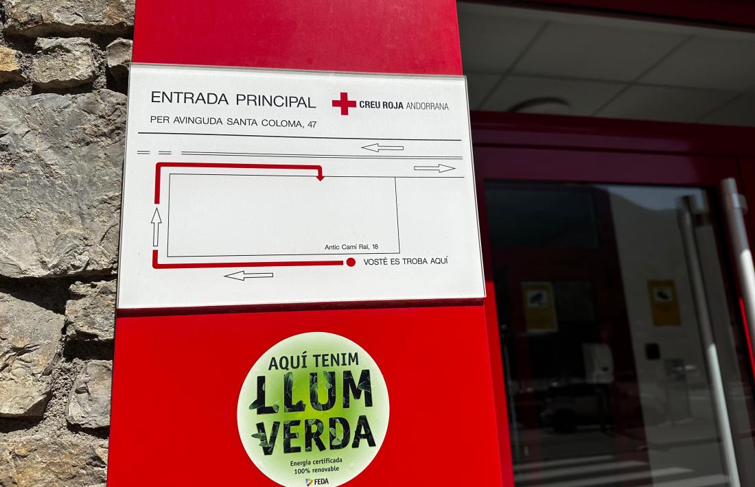 El segell de llum verda, a la façana de la Creu Roja.