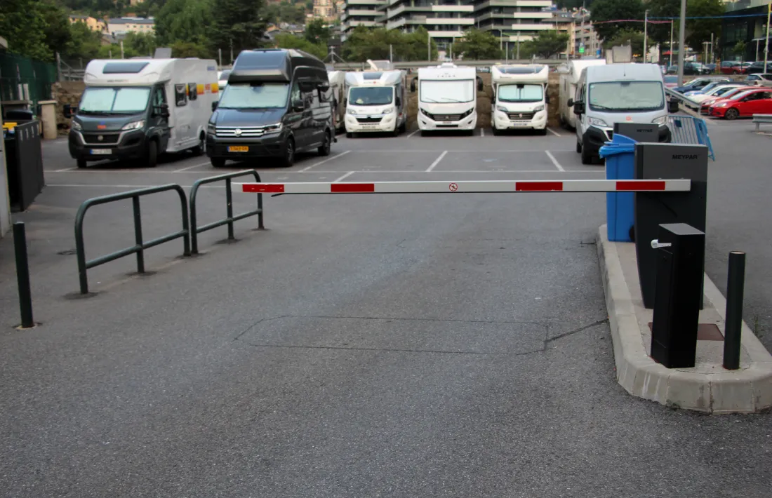 Furgonetes i autocaravanes en un aparcament.