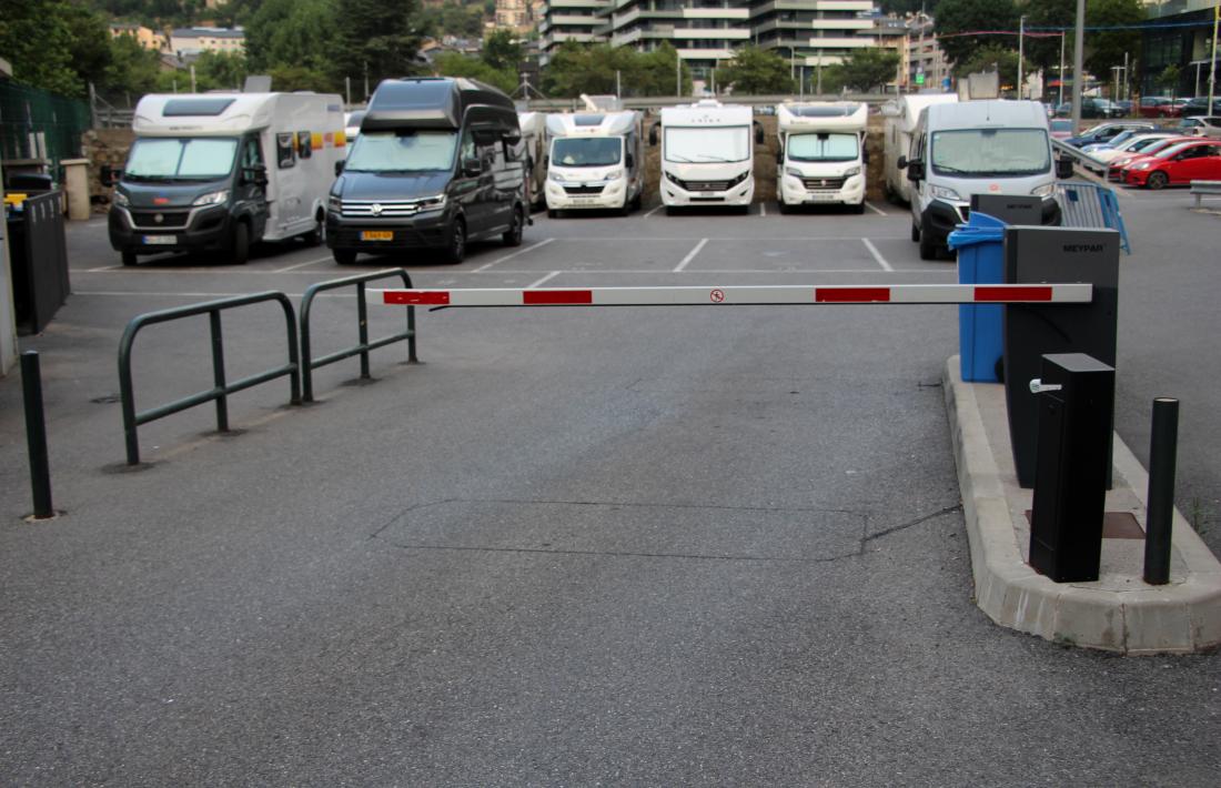 Furgonetes i autocaravanes en un aparcament.
