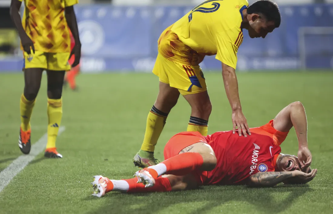 Diego Alende, que va jugar al segon temps, estirat a la gespa.