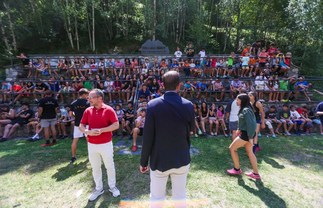 El cap de Govern, Xavier Espot, acompanyat d’algun ministre, ahir durant la seva visita a Aina.