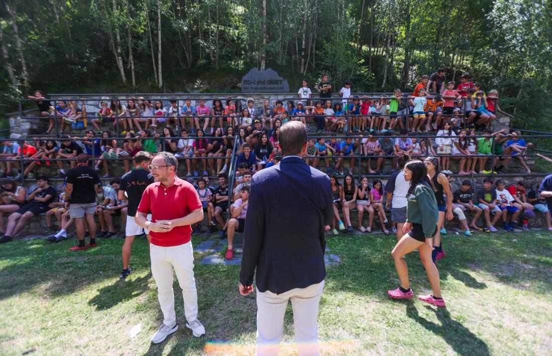 El cap de Govern, Xavier Espot, acompanyat d’algun ministre, ahir durant la seva visita a Aina.