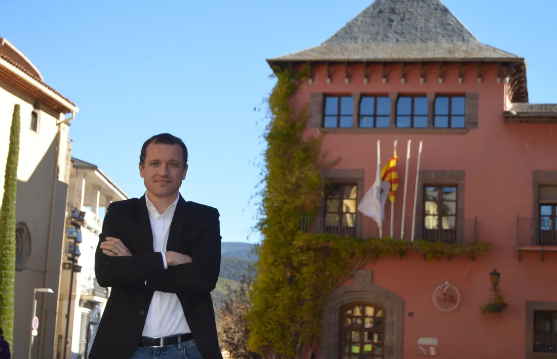 Òscar Ordeig davant l’Ajuntament de la Seu d’Urgell.