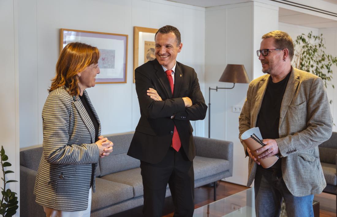 Els nous consellers Sílvia Paneque i Òscar Ordeig amb el secretari general d'Acció Climàtica, Josep Vidal.