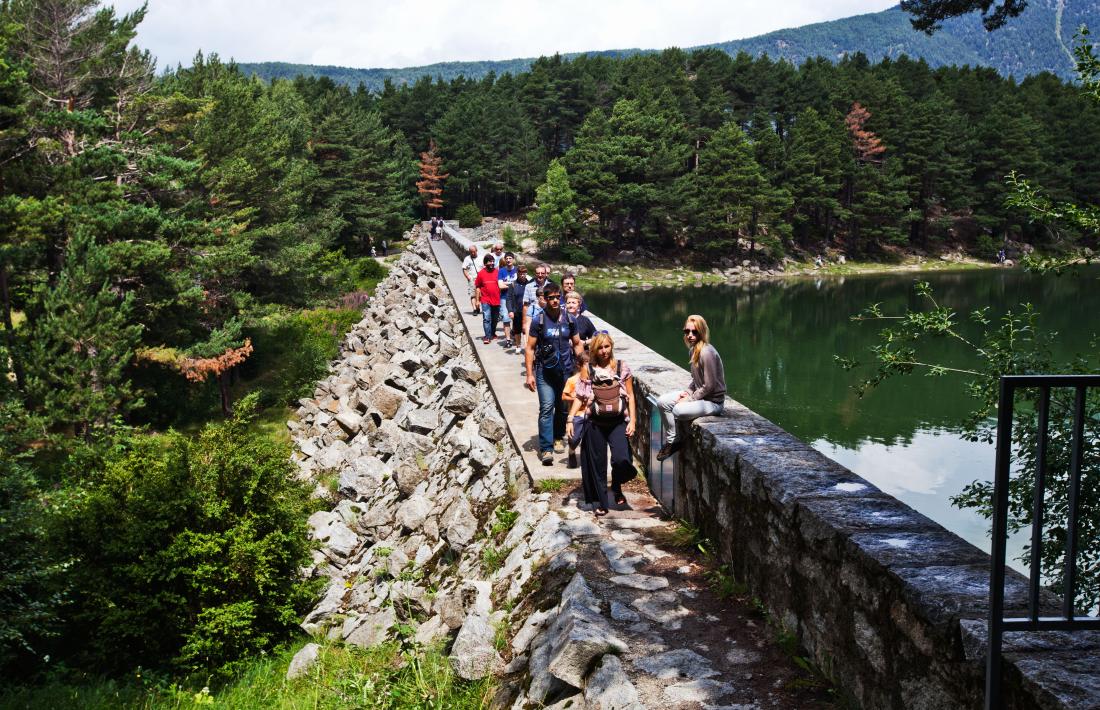 Alguns visitants al camí d'Engolasters.